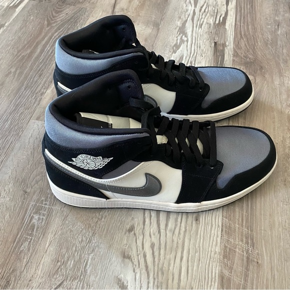 NIKE NEW Air Jordan 1 Mid SE “Black/Smoke Grey-Sail” main image 4